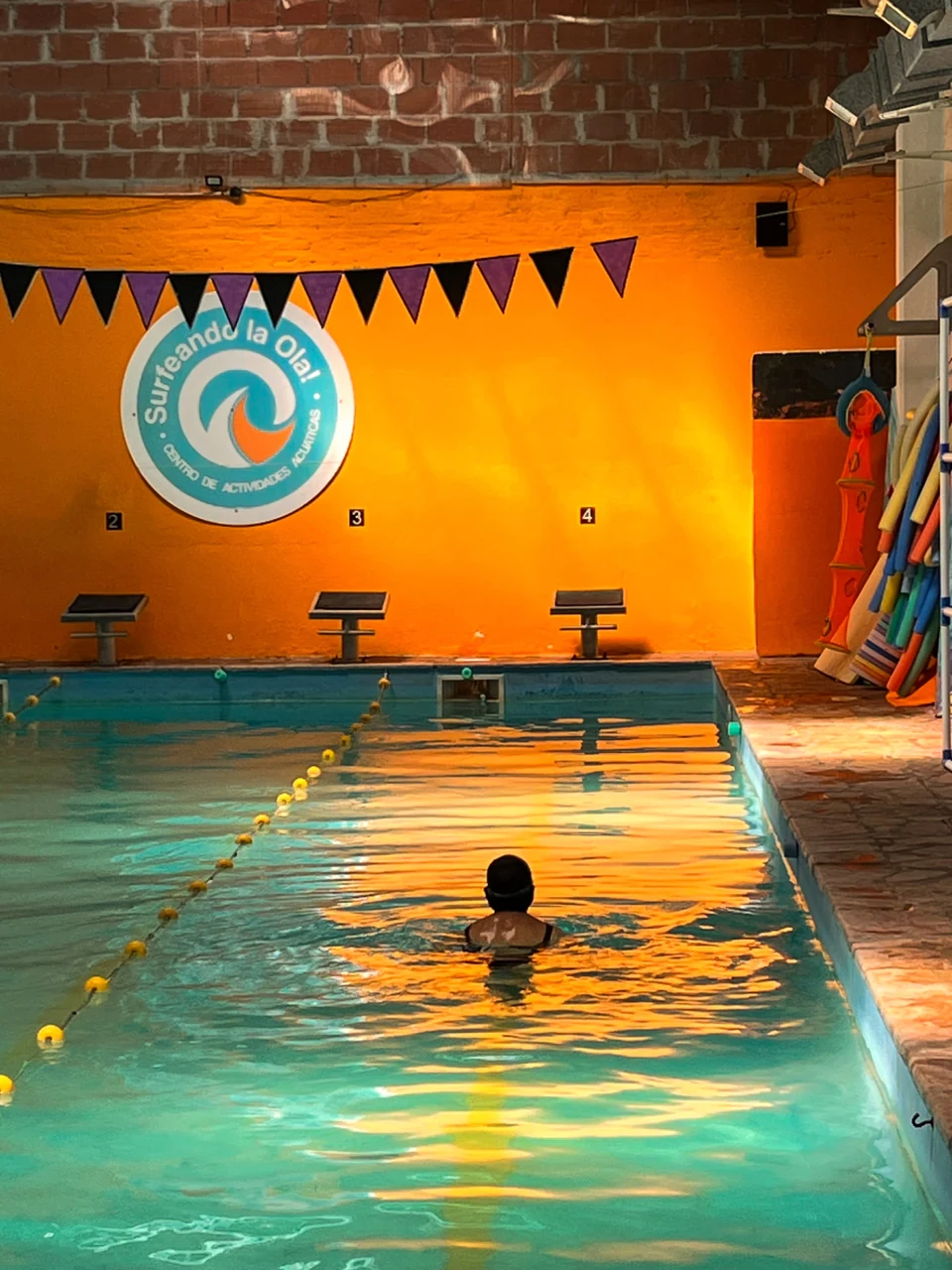 Zona de picados con el logo de Surfeando la Ola